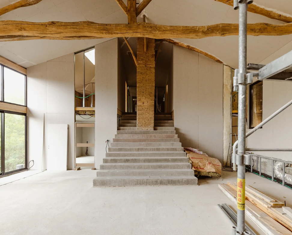Trouver un architecte d'intérieur pour rénover entièrement un ancien hangar agricole dans les pyrénées 
