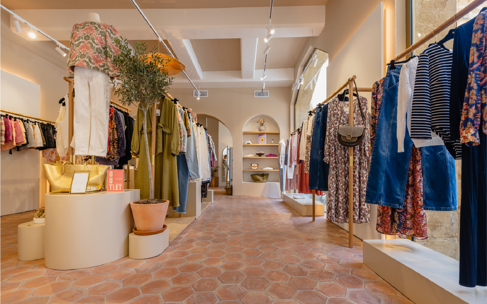 Prendre rendez-vous avec architecte d'intérieur pour rénovation de locaux professionnels à Aix-en-Provence. 