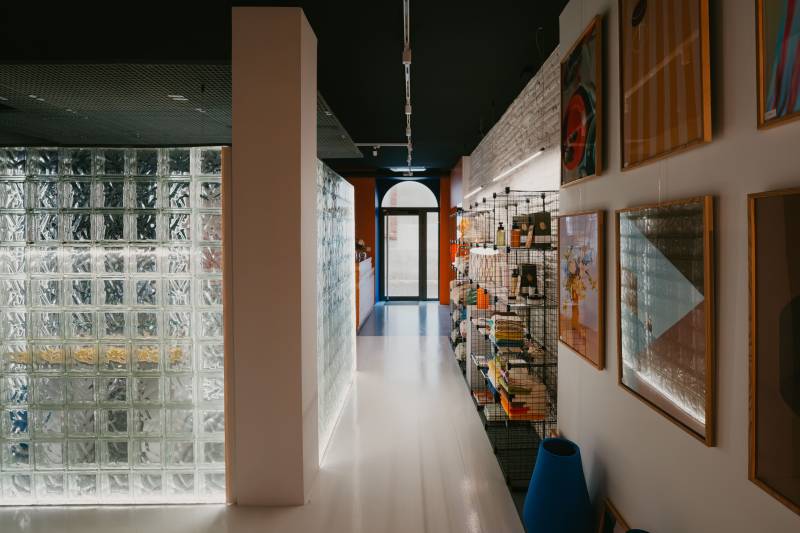 Intérieur d'un concept store à Toulouse : matériaux haut de gamme et finitions soignées