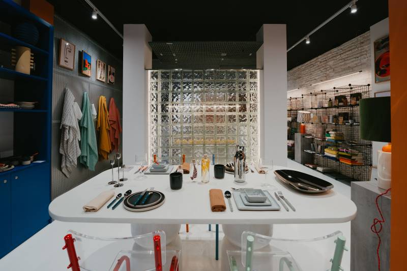 Aménagement sur mesure pour un concept store à Toulouse : esthétisme et fonctionnalité.