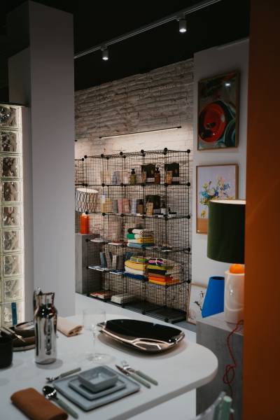 Création d'un concept store à Toulouse : design épuré et attractif.