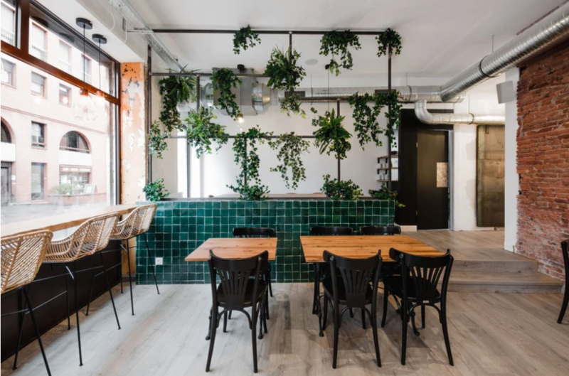 Projet de rénovation : transformation d'un ancien café en un bar moderne et haut de gamme. 