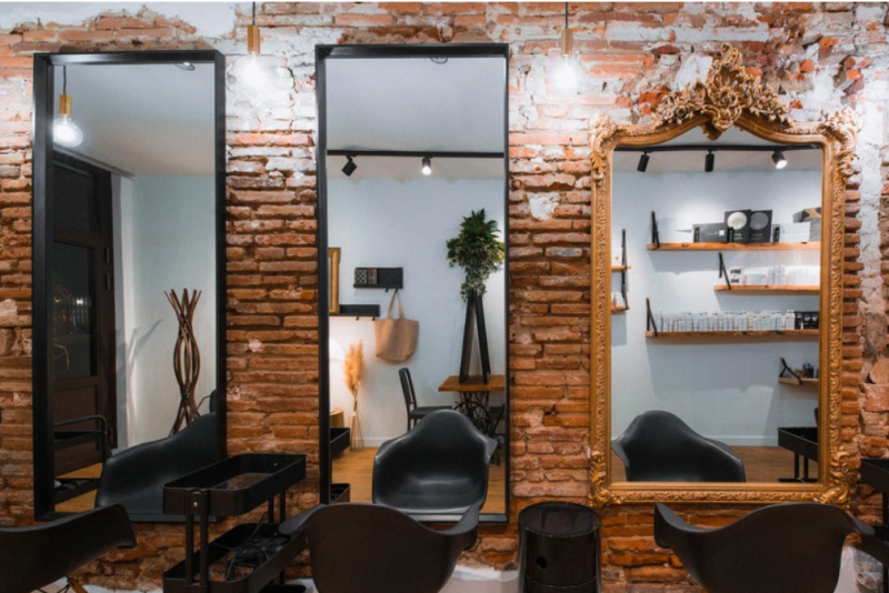 Contacter un architecte d'intérieur pour projet de rénovation d'un salon de coiffure à Toulouse. 