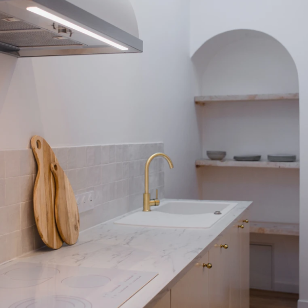 Prendre rendez-vous avec un architecte d'intérieur pour la rénovation d'un appartement ancien à Toulouse. 