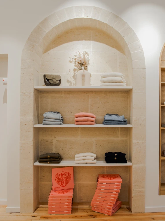 Où trouver un architecte d'intérieur spécialisé dans la rénovation sur-mesure de boutiques de luxe à Bordeaux. 