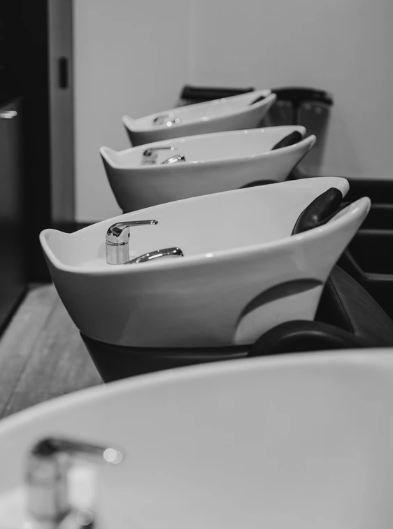 Rénovation totale d'un espace de 250 m2 transformé en salon de coiffure par un architecte d'intérieur. 