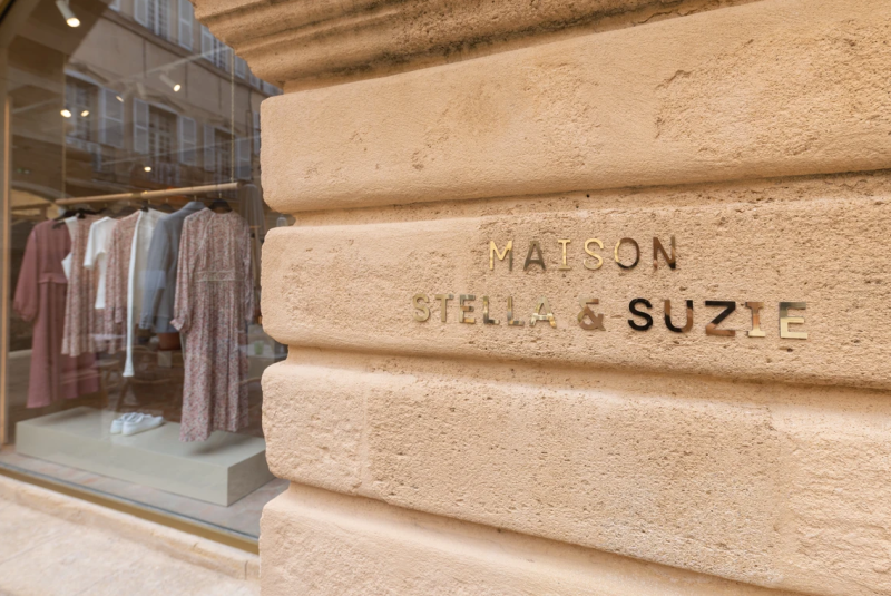 Contacter un architecte professionnel pour la rénovation d'une boutique de prêt-à-porter à Aix-en-Provence. 