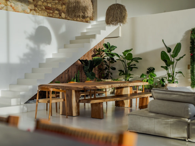 Créations sur-mesure et haut-de-gamme pour villa balinaise dans les pyrénées. 
