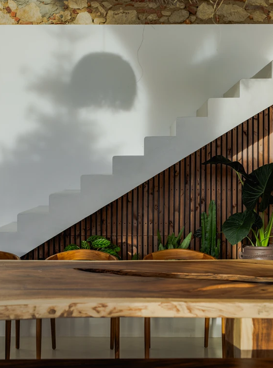 Conception d'un escalier sur-mesure pour projet de rénovation d'une grange par un architecte d'intérieur en région occitanie. 