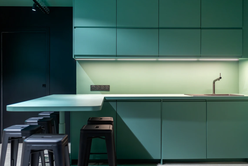Décoration d'intérieur d'un espace de coworking toulousain : mélange de styles contemporains et fonctionnels.