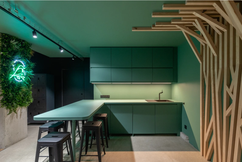 Rénovation d'un coworking à Toulouse : intégration de matériaux locaux et durables.