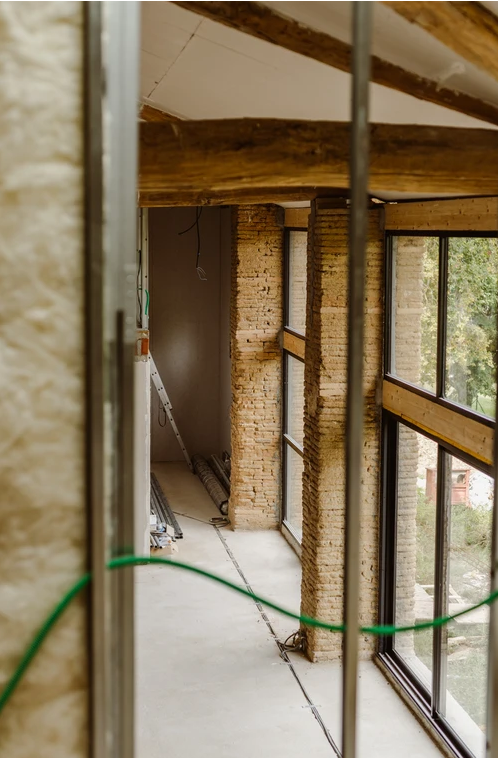 Rénovation haut de gamme dans les pyrénées : une grange transformée en une maison haut de gamme.  
