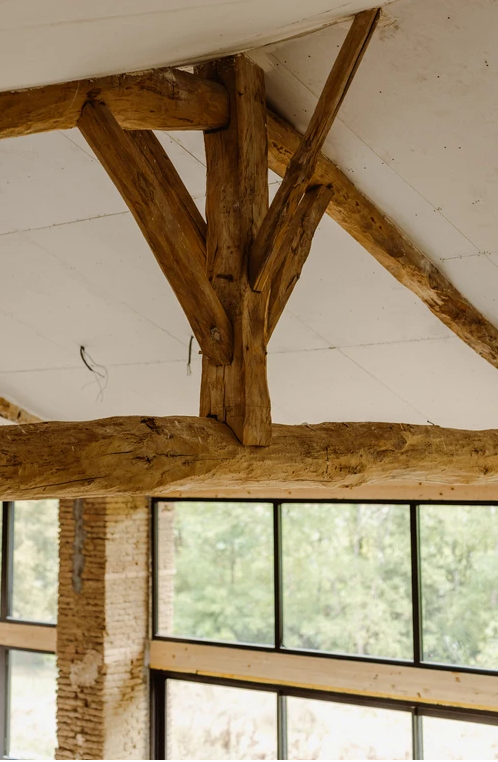 Trouver un architecte d'intérieur spécialisé dans la rénovation de grange ancienne. 