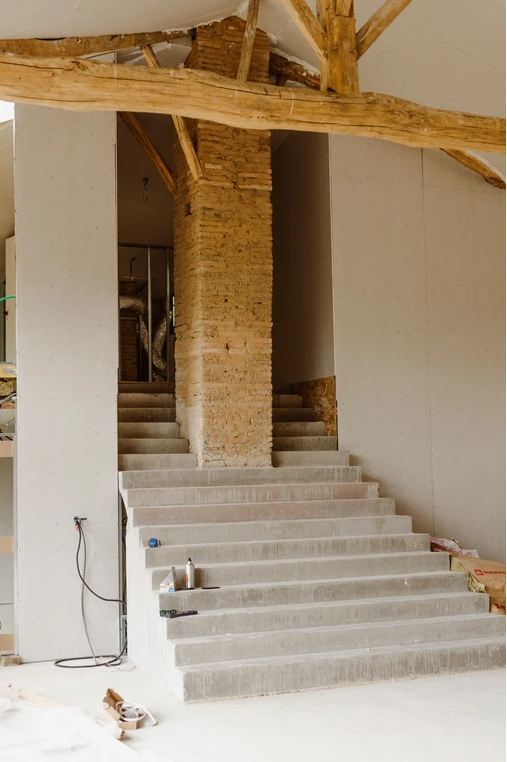 Conception d'escalier sur-mesure par un architecte d'intérieur pour aménagement de grange dans les pyrénées. 