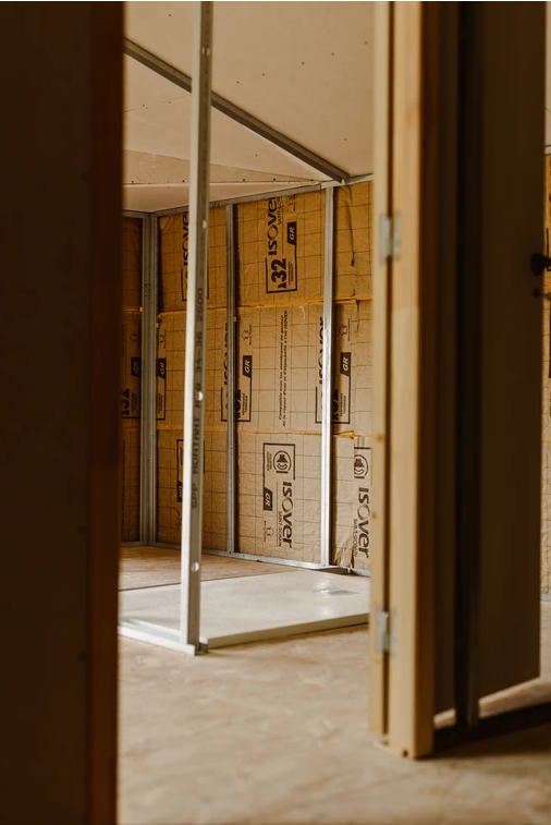 Design d'un escalier sur-mesure par un architecte d'intérieur pour la rénovation d'une grange dans les pyrénées. 