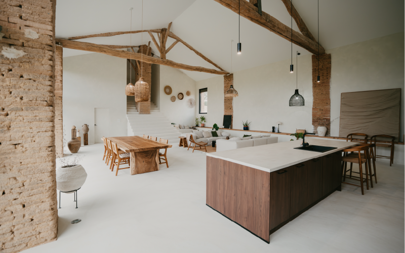 Transformer une ferme en loft moderne tout en conservant son authenticité.