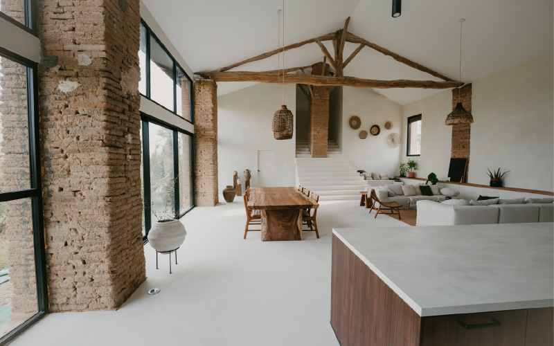 Matériaux nobles et techniques modernes : réussir la transformation d’une ferme ancienne.