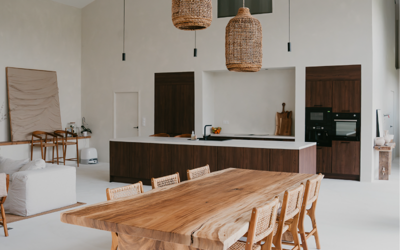 Corps de ferme rénové : optimiser l’espace et la lumière pour un intérieur contemporain.