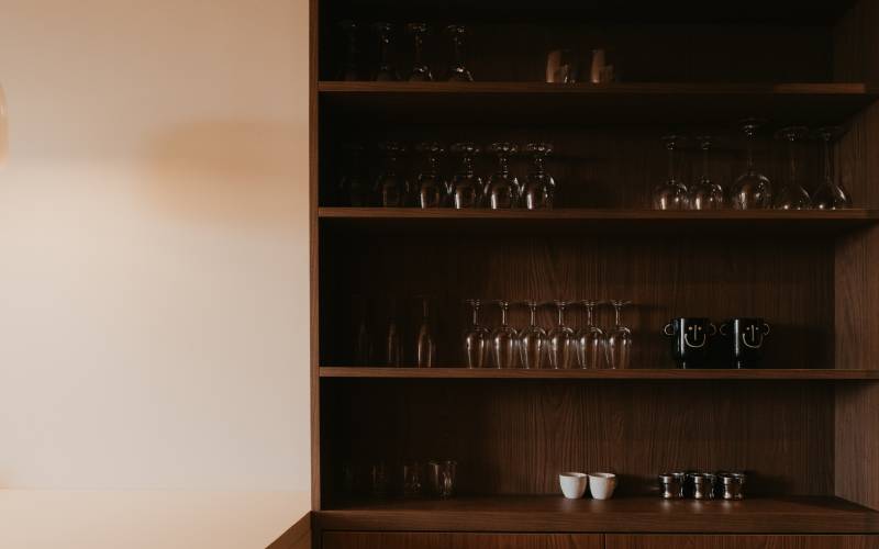 Idées de décoration pour agrandir visuellement une cuisine en longueur.