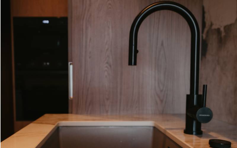 Agencement cuisine linéaire : solutions pour les pièces étroites.