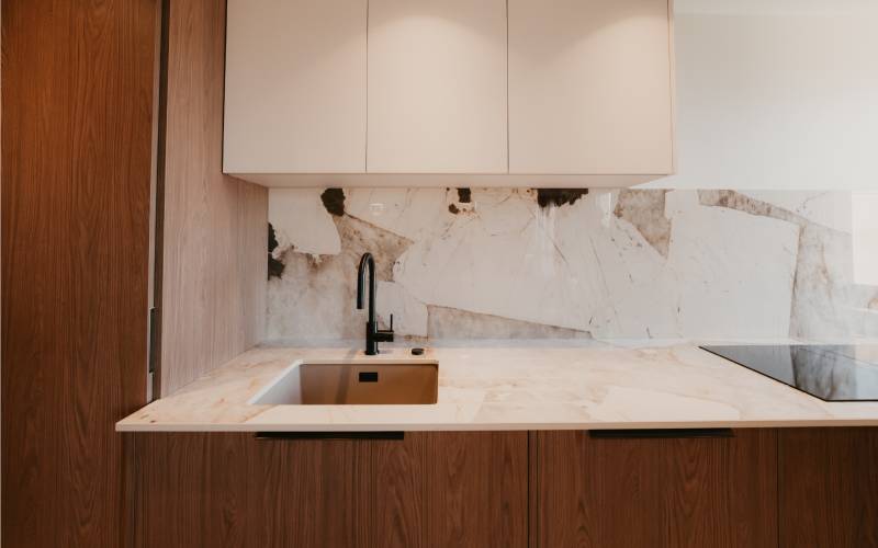 Installation de meubles de cuisine sur mesure pour optimiser la longueur.