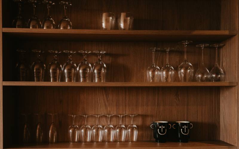 Solutions de rangement gain de place pour cuisine en longueur.