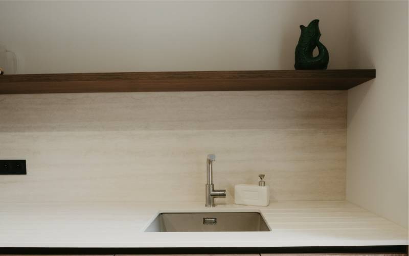 Idées d’aménagement pour une petite cuisine contemporaine à l’Union.