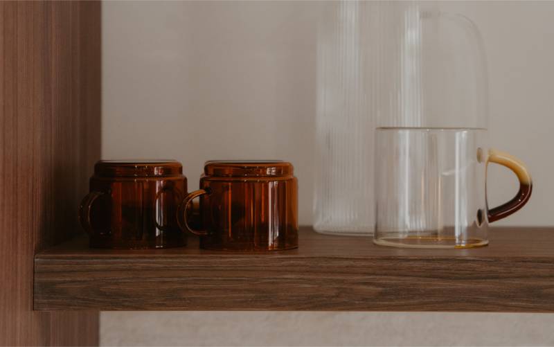 Création de cuisine contemporaine associant Noyer Lincoln et Gris Angora.