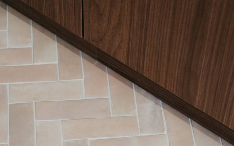 Créer une cuisine minimaliste et sur-mesure dans une maison toulousaine.