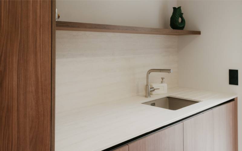 Aménagement de cuisine contemporaine avec plan de travail en céramique à l’Union.