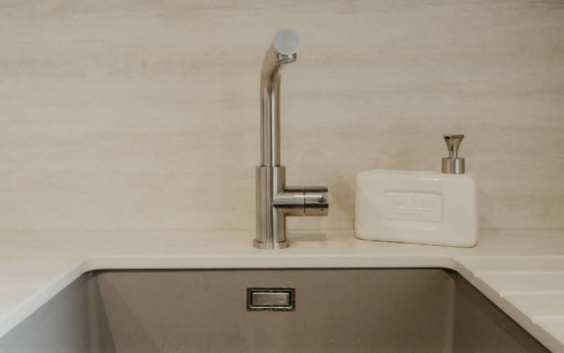 Réalisation d’une cuisine moderne avec Laminam Travertino Bianco à L’Union.